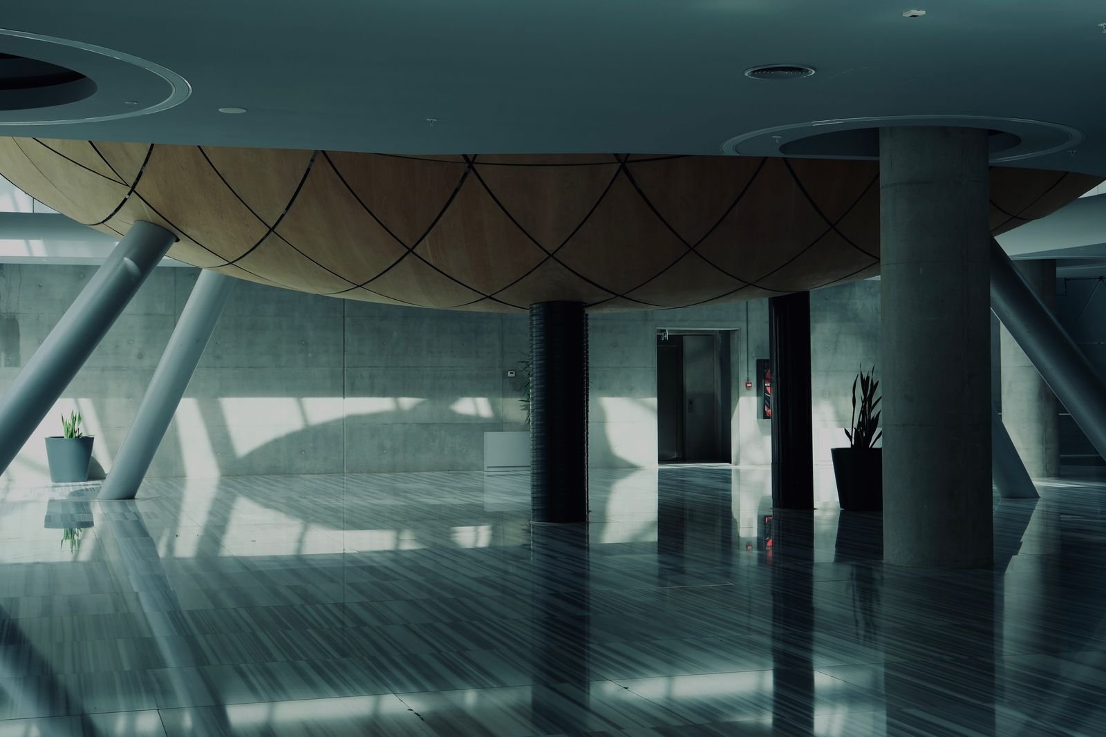 Ambiente com piso monolítico de alta reflexão — referência visual