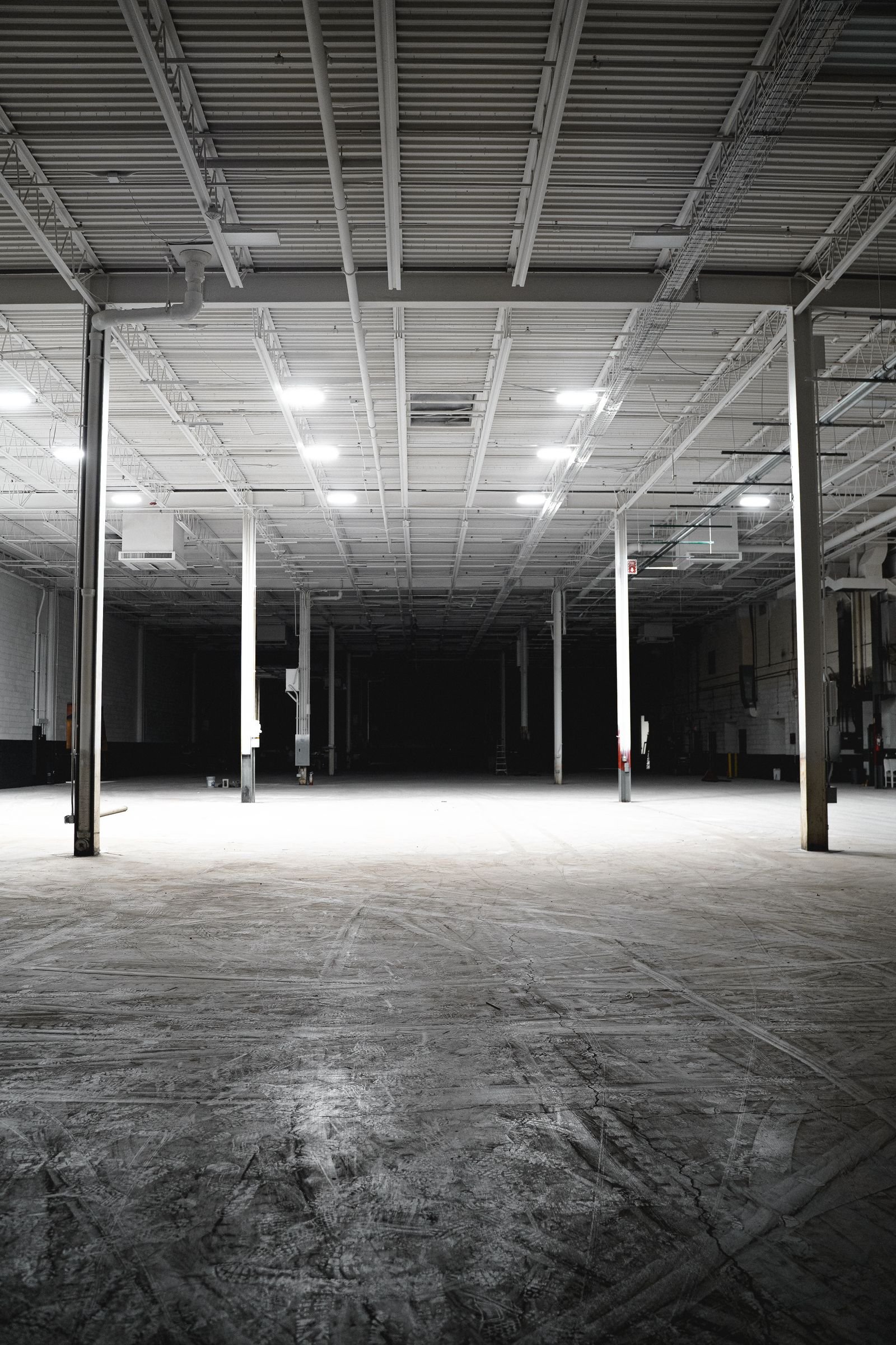 Área industrial com piso de concreto polido — referência visual