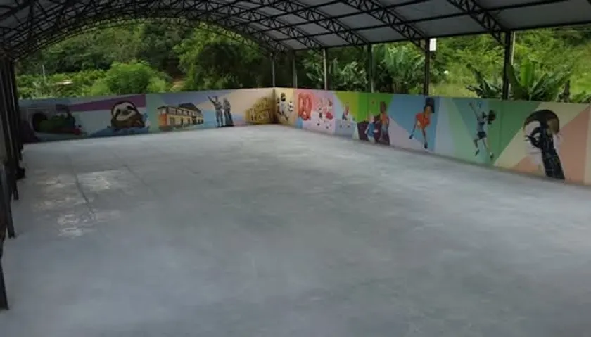 Piso de concreto polido executado pela AMC Engenharia em quadra coberta, com superfície contínua e sem juntas aparentes